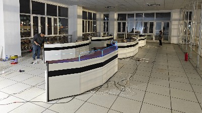 2024年新年伊始，昆明云茂為昆明第八自來水廠鈑金加工定制監(jiān)控操作臺(tái)安裝到位！